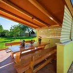 2 Bedroom Pet Friendly In Semesterbostad Pula