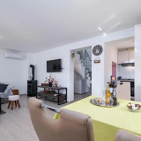 2 Bedroom Pet Friendly In Vakantiehuis Pula