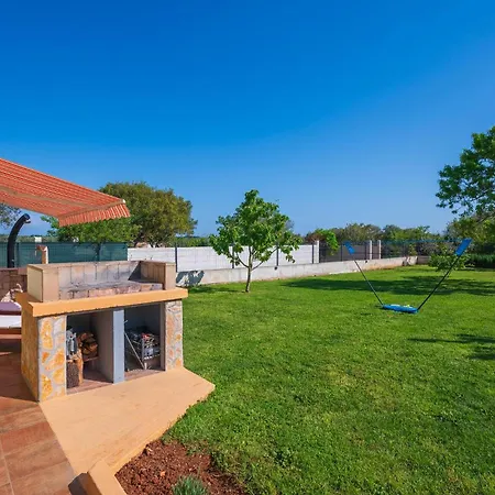 2 Bedroom Cozy In Holiday home Pula