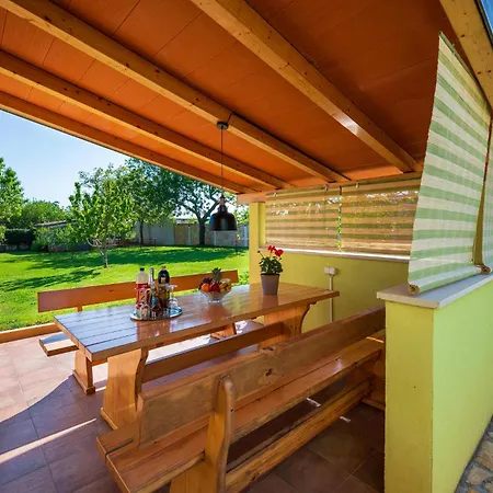2 Bedroom Pet Friendly In Vakantiehuis Pula
